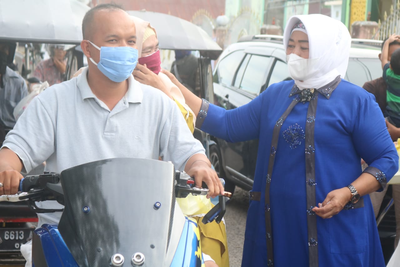 Suharsi Igirisa Bersama Komunitas IWAPI Bagi-Bagi Masker dan Takjil