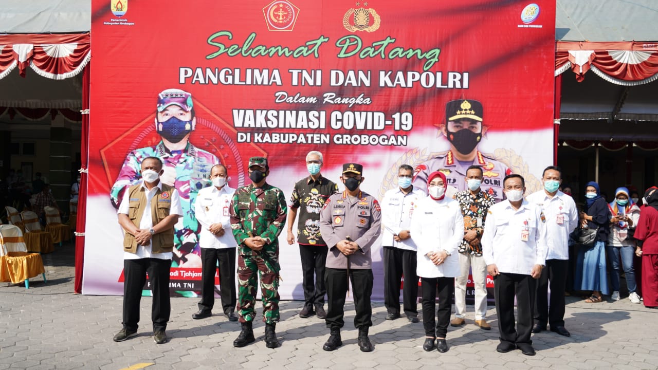 Kapolri Bersama Panglima TNI dan Kepala BNPB Cek Vaksinasi di Grobogan