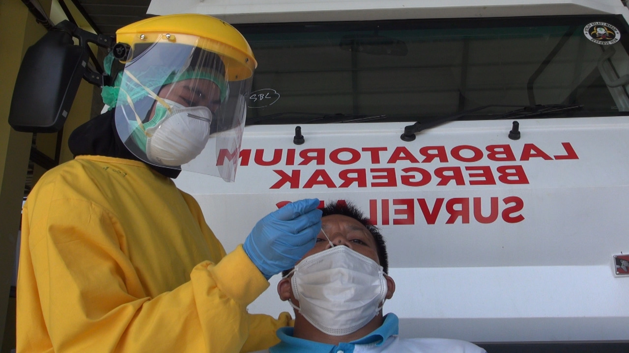 Puluhan Pegawai Dinkes Gorontalo Jalani Swab Test di Mobil Laboratorium PCR