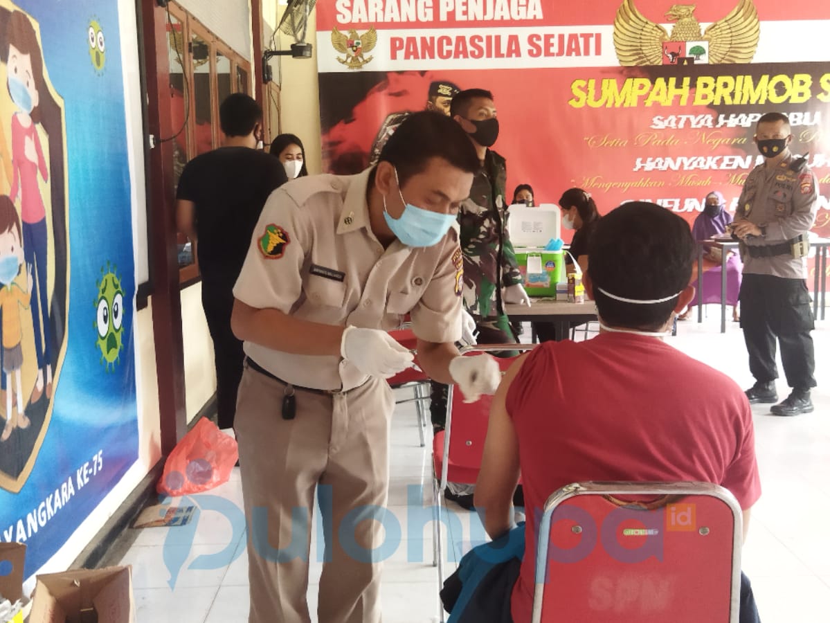 Ratusan Warga Ikut Vaksinasi di Markas Brimob Polda Gorontalo