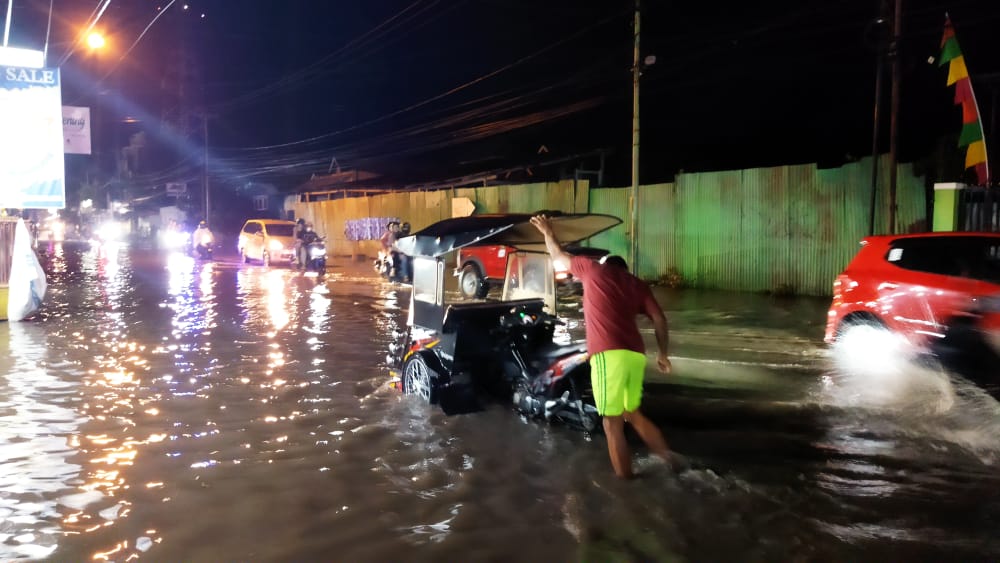 FOTO: Diguyur Hujan, Sejumlah Ruas Jalan Kota Gorontalo Tergenang Air Setinggi Lutut