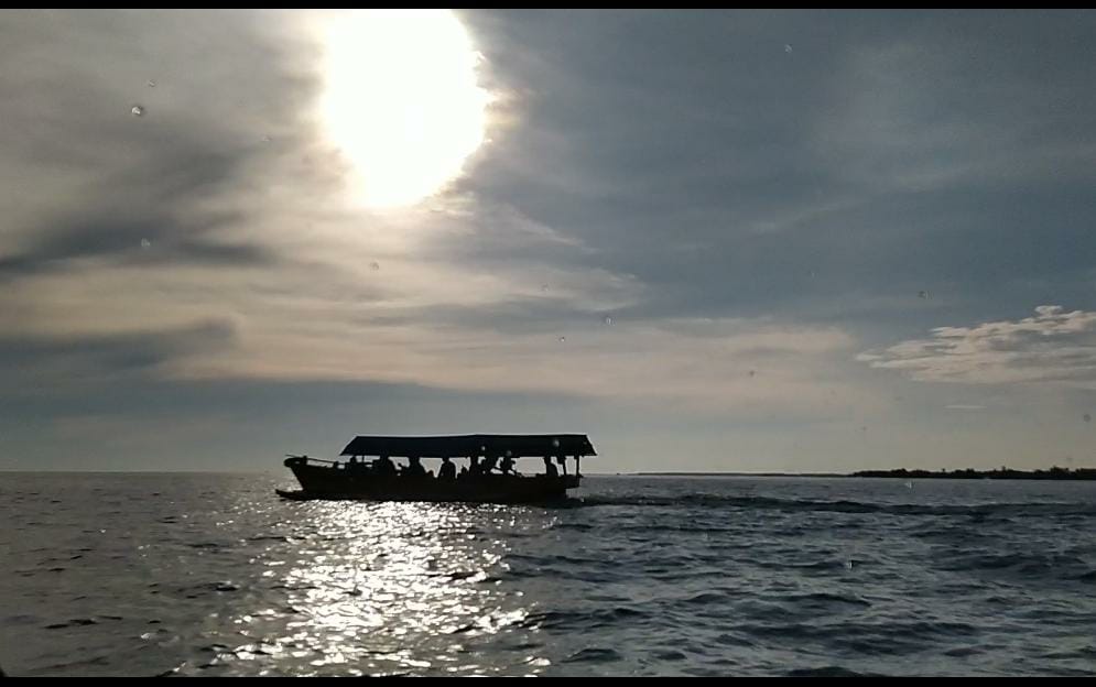 Suka Duka Ojek Perahu di Tengah Pandemi Corona