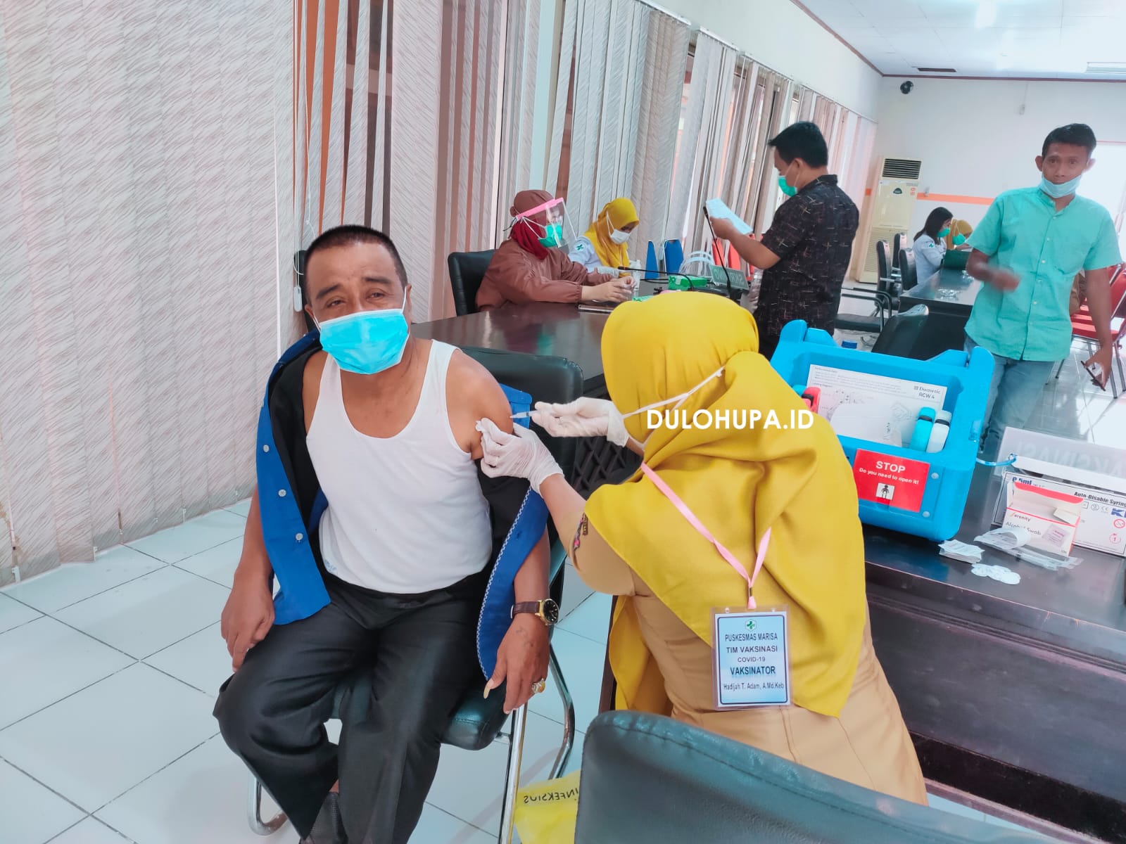 Ambran Andjulangi usai melakukan Vaksin Covid-19 tahap ll di ruang rapat DPRD Kabupaten Pohuwato /Hendrik Gani