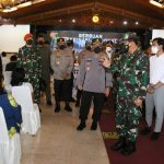 Panglima TNI Marsekal Hadi Tjahjanto bersama Kapolri Jenderal Polisi Listyo Sigit Prabowo meninjau serbuan vaksinasi di Solo, Jawa Tengah, Jumat (9/7/2021)