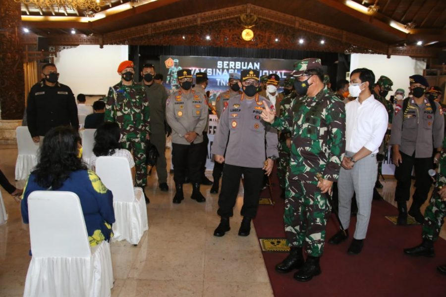 Tinjau Vaksinasi di Solo, Kapolri Minta Forkopimda Kendalikan mobility indeks