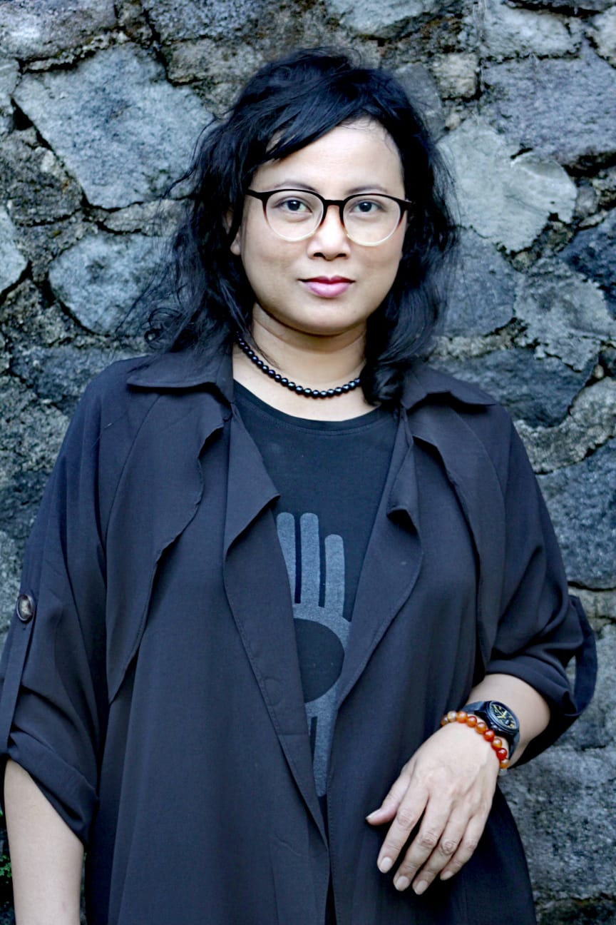 Endang Lestari alumnus program Pascasarjana Institut Seni Indonesia Yogyakarta adalah seniman yang banyak bekerja dengan berbagai jenis media dan keramik.