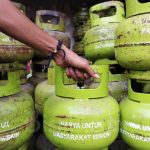 Pekerja menata tabung gas elpiji 3kg di Jakarta, Jumat (6/3/2020). Bisnis - Eusebio Chrysnamurti