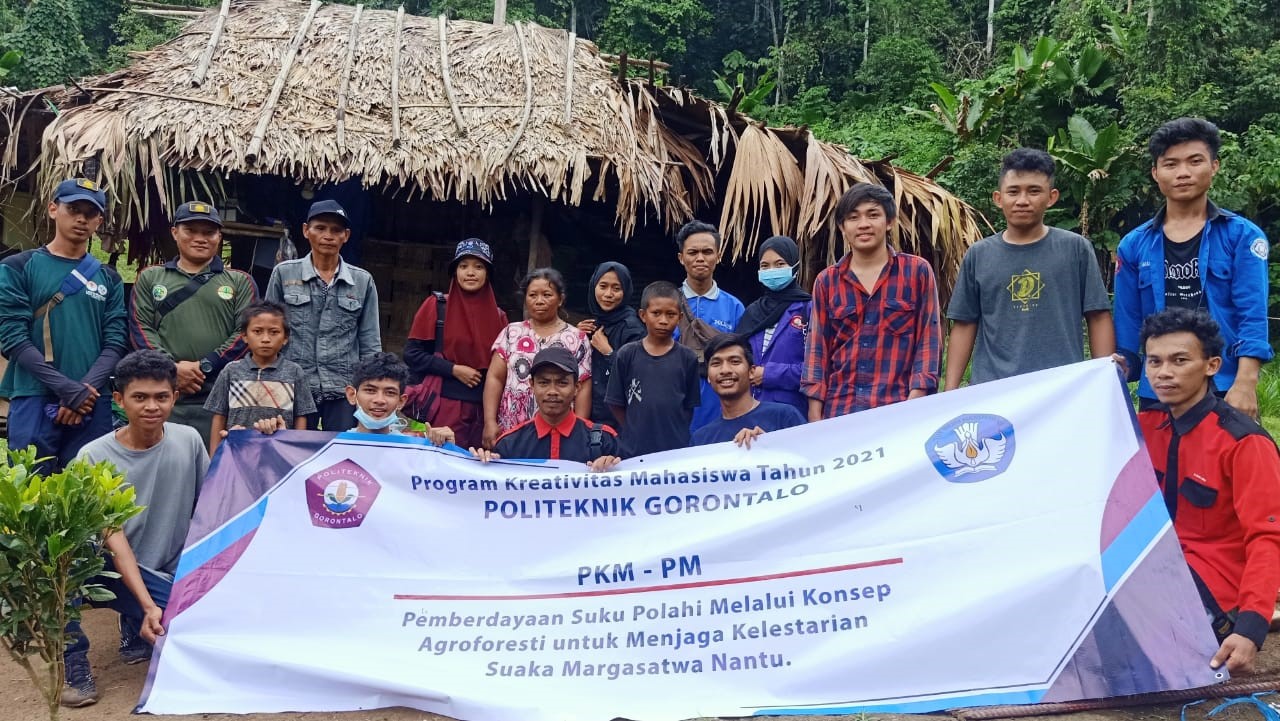 Foto bersama dengan Suku Polahi, BKSDA Wilayah II Gorontalo dan Peserta Kegiatan PKM-PM Politeknik Gorontalo