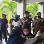 Pemkab Gorontalo Bersama Kejaksaan Kabupaten Gorontalo pantau langsung vaksinasi massal di Sport Center Limboto/Humas Kabupaten Gorontalo
