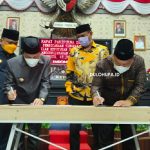 Bupati Gorontalo, Nelson Pomalingo bersama Ketua DPRD Kabupaten Gorontalo saat menandatangani laporan APBD tahun 2020/Fandiyanto Pou