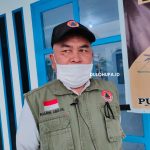 Kepala BPBD Ramon Abdjul selaku sekretaris gugus tugas Covid-19 saat berkunjung ke pelabuhan penyebrangan Paguat, foto/Hendrik Gani