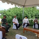 Wali Kota Gorontalo, Marten Taha mendampingi Gubernur Gorontalo, Rusli Habibie saat meninjau lahan TPU untuk korban Covid-19/ Yunita Humola
