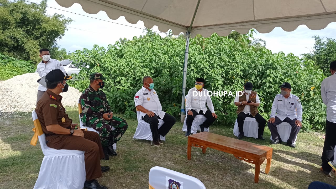 Wali Kota Gorontalo, Marten Taha mendampingi Gubernur Gorontalo, Rusli Habibie saat meninjau lahan TPU untuk korban Covid-19/ Yunita Humola