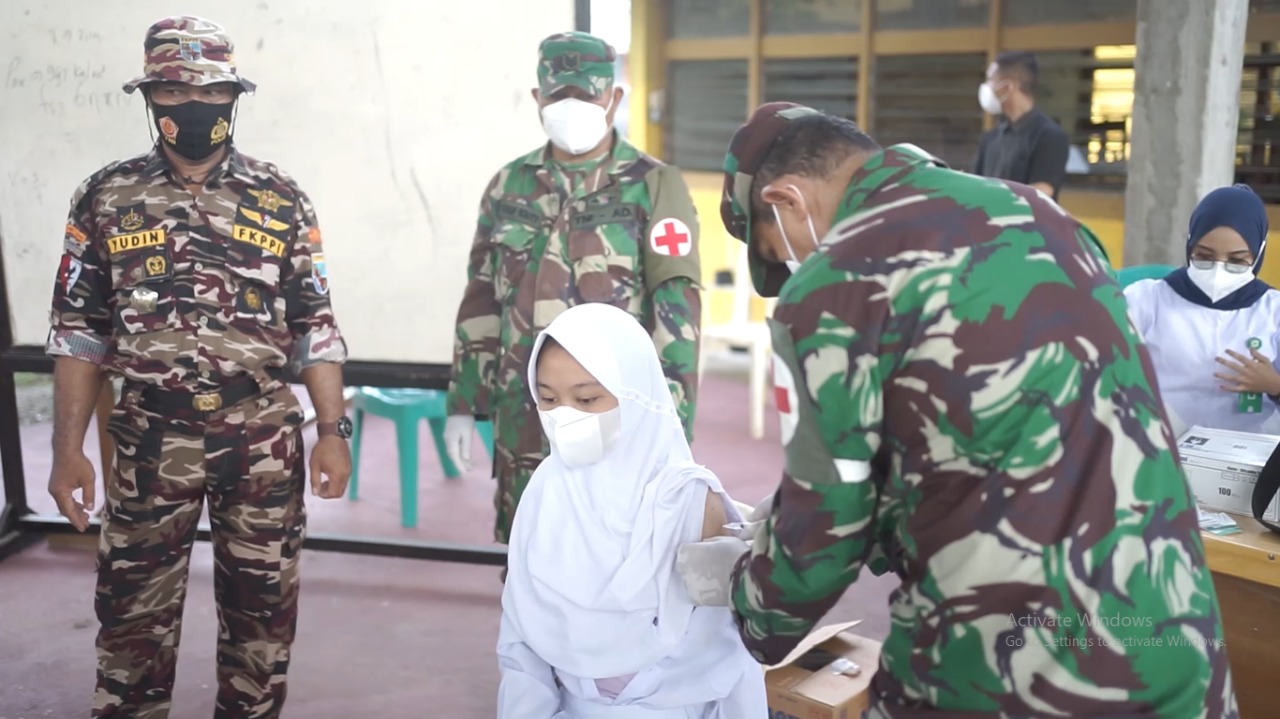 Siswa saat divaksinasi/Dulohupa.id