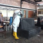 Kepolisian sedang mendisinfeksi resto/Abdi Nugroho
