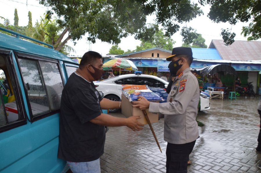 Warga yang Berisolasi Mandiri Dapat Paket Sembako dari Polda Gorontalo