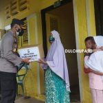 Kapolres Gorontalo, AKBP Ade Permana saat memberikan sembako kepada warga di Kelurahan Bongohulawa/Fandiyanto Pou