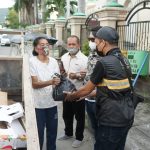 Salah satu anggota Gorontalo Folding Bike membagikan sembako kepada masyarakt di jalan Kota Gorontalo/Decko Suleman