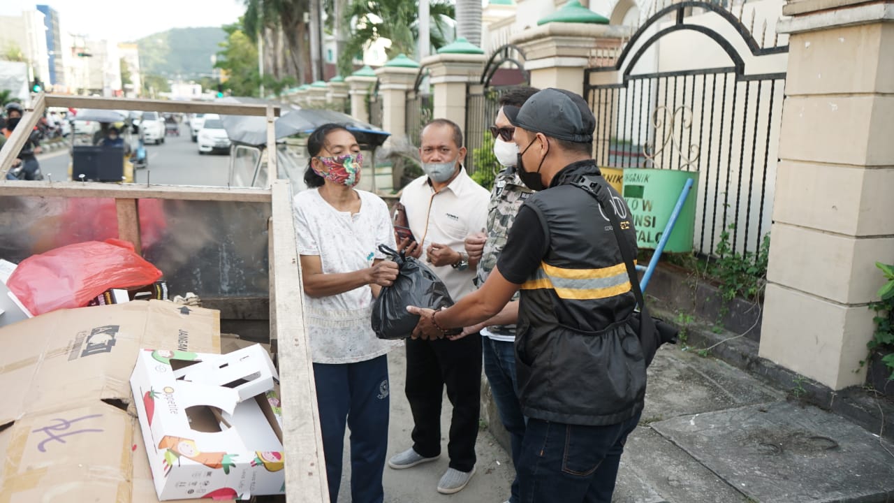 Gorontalo Folding Bike Bagi-Bagi Sembako untuk Warga di Masa PPKM