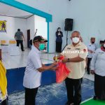 Rusli Habibie saat menyerahkan paket bantuan secara simbolis/Hendrik Gani