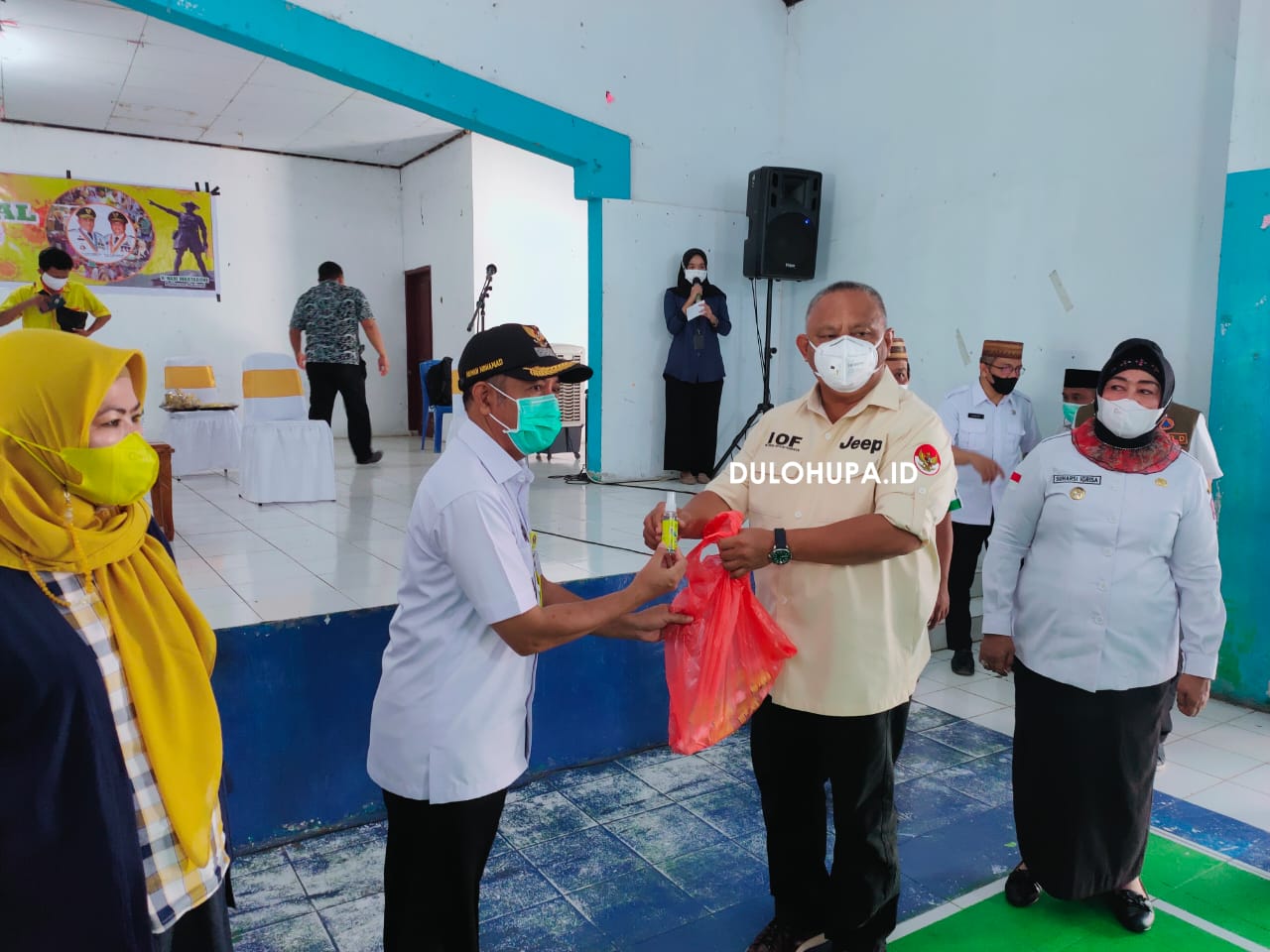 Rusli Habibie saat menyerahkan paket bantuan secara simbolis/Hendrik Gani