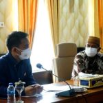 Sekretaris Daerah Provinsi Gorontalo Darda Daraba (kanan) saat menerima kunjungan kerja anggota Ombudsman RI, Hery Susanto di ruang Huyula Kantor Gubernuran Gorontalo, Jumat (23/7/2021). Kunjungan tersebut dalam rangka pendampingan survei penilaian kepatuhan pelayanan publik kepada Pemerintah Provinsi Gorontalo. (Foto: Nova)