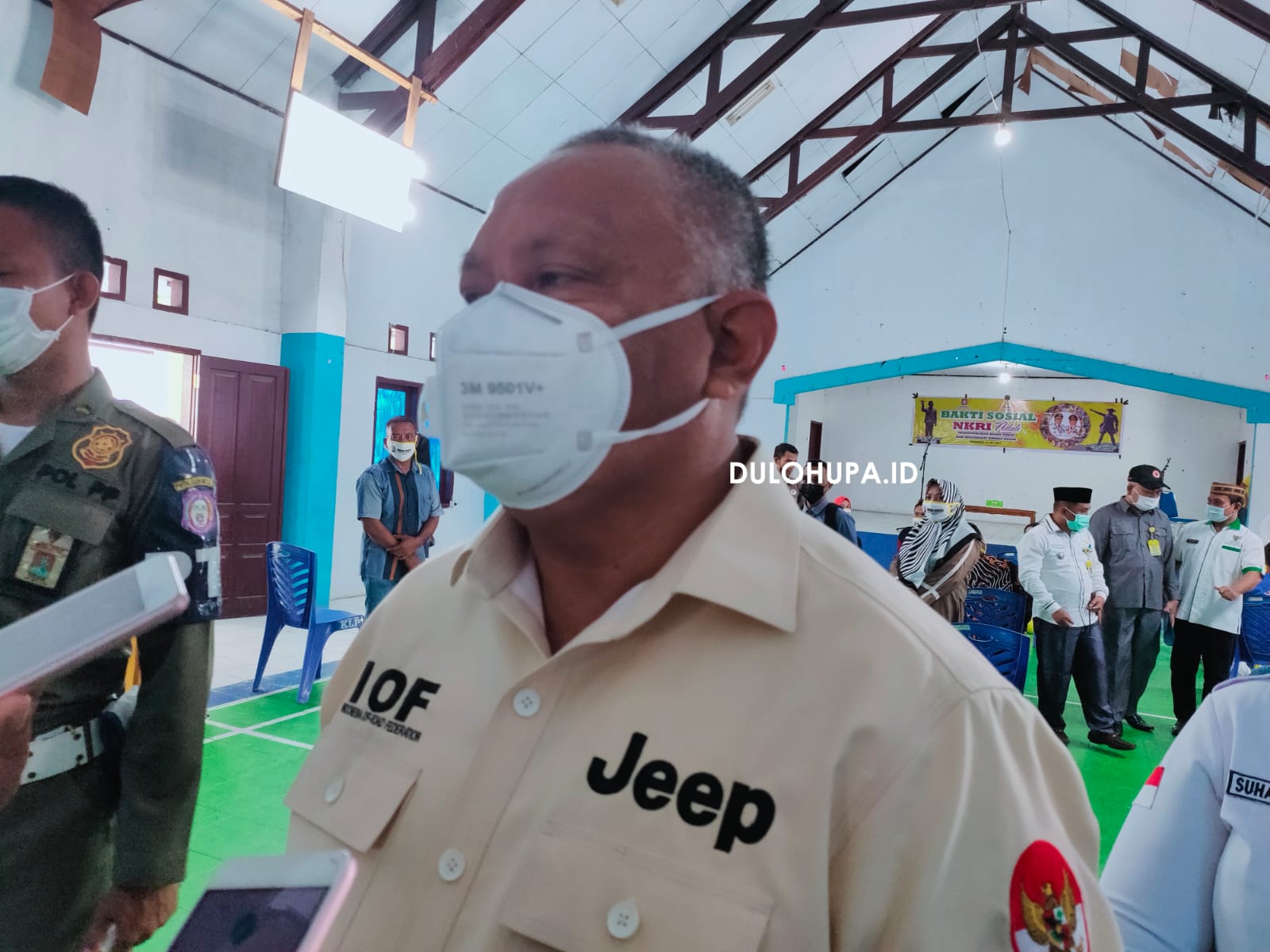 Gubernur Gorontalo Rusli Habibi saat di wawancarai setelah memberikan bantuan paket sembako di Kecamatan Paguat/Hendrik Gani