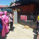 Personil Polsek Telaga saat memberikan sembako kepada warga terkonfirmasi Positif Covid-19/Fandiyanto Pou