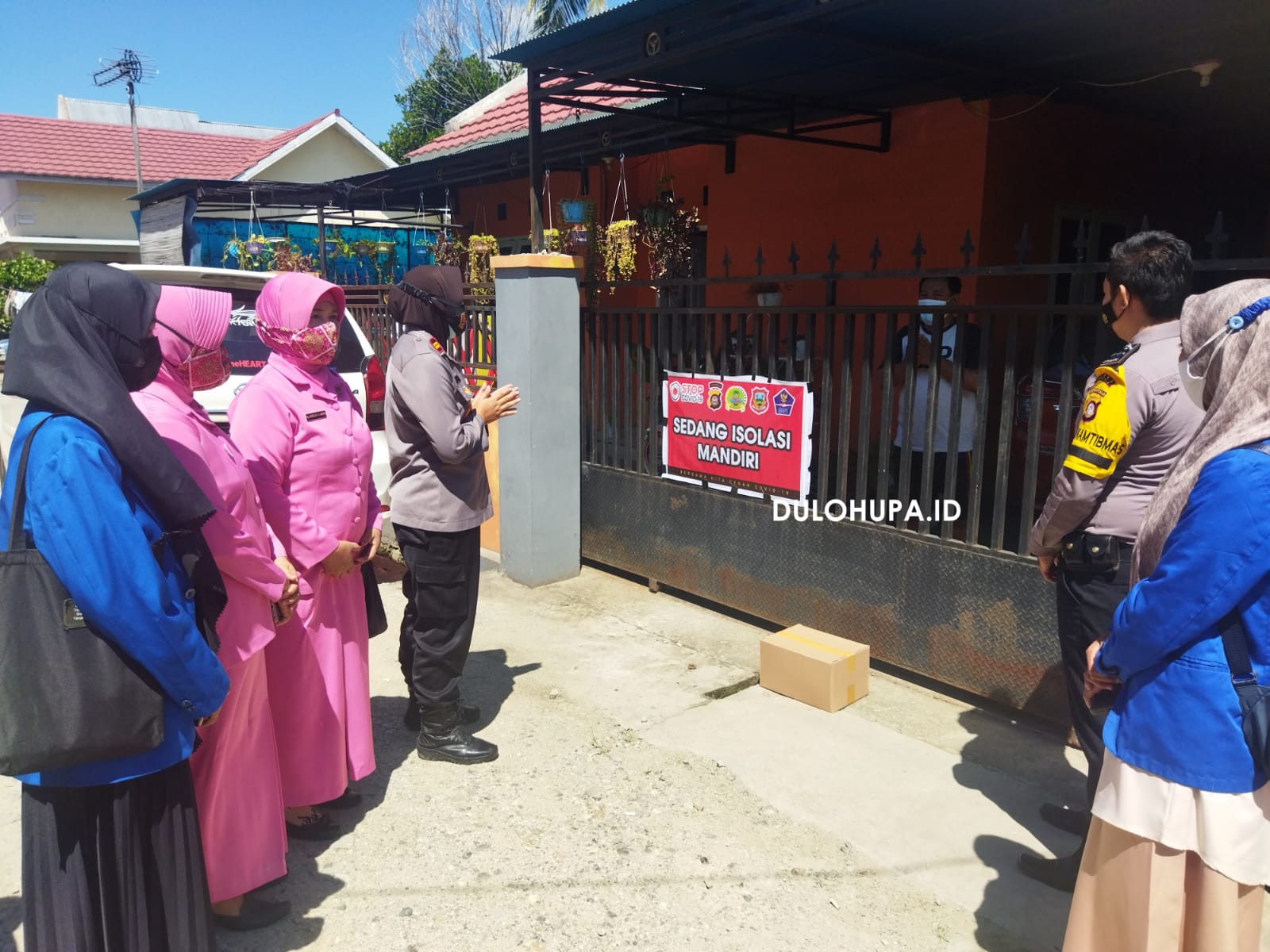 Personil Polsek Telaga saat memberikan sembako kepada warga terkonfirmasi Positif Covid-19/Fandiyanto Pou