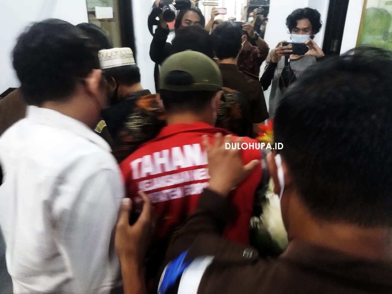 Arfan Igrisa, Direktur PT Putri Sinar Buana saat digiring oleh Kejaksaan Negeri Gorontalo/Fandiyanto Pou