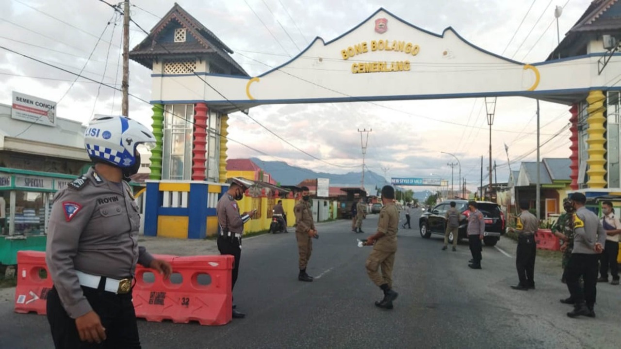 Petugas berjaga di perbatasan Bone Bolango.