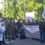 Aksi demonstrasi di depan kantor Bupati Bone Bolango.