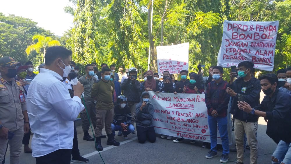 Mahasiswa Geruduk Kantor Bupati Bone Bolango, Minta Kejelasan Pertambangan Batu Hitam