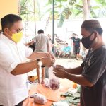 Wali Kota Gorontalo, Marten Taha saat membagikan daging hewan kurban pada masyarakat di lingkungan rumah pribadinya, Kelurahan Huangobotu/ Humas Pemkot