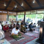 Gubernur Gorontalo Rusli Habibie menyaksikan penyembelihan hewan kurban di vila pribadinya di Desa Bolihutuo, Kecamatan Botumoito, Kabupaten Boalemo, Selasa (20/7/2021). Rusli dan keluarga besarnya menyembelih 12 ekor sapi di tiga lokasi untuk dibagikan kepada karyawan SPBU dan warga sekitar. (Foto: Salman).
