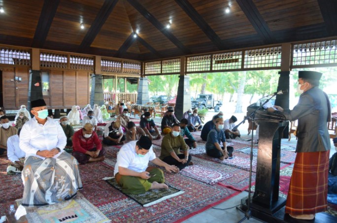 Gubernur Gorontalo Rusli Habibie menyaksikan penyembelihan hewan kurban di vila pribadinya di Desa Bolihutuo, Kecamatan Botumoito, Kabupaten Boalemo, Selasa (20/7/2021). Rusli dan keluarga besarnya menyembelih 12 ekor sapi di tiga lokasi untuk dibagikan kepada karyawan SPBU dan warga sekitar. (Foto: Salman).