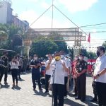 Wali Kota Gorontalo, Marten Taha saat menyalurkan bantuan/Yunita Humola