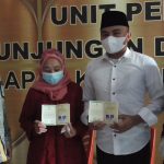 Ismail (kemeja putih) bersama istrinya setelah ijab kabul/Abdi Nugroho