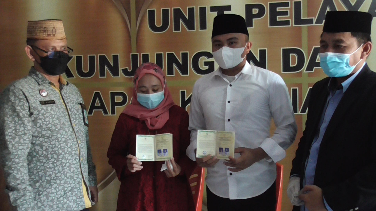 Ismail (kemeja putih) bersama istrinya setelah ijab kabul/Abdi Nugroho