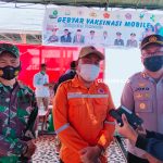 Ramon Abdjul saat meninjau lokasi vaksinasi mobile/Hendrik Gani