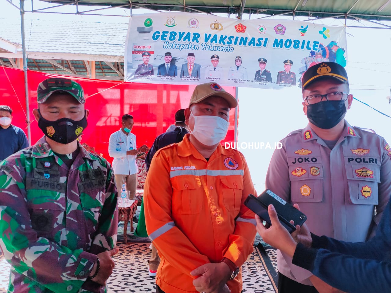 Ramon Abdjul saat meninjau lokasi vaksinasi mobile/Hendrik Gani