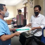 Irawan Huntoyungo saat memberikan dokumen persyaratan untuk mencalonkan diri sebagai Ketua KONI Kabupaten Gorontalo/Fandiyanto Pou