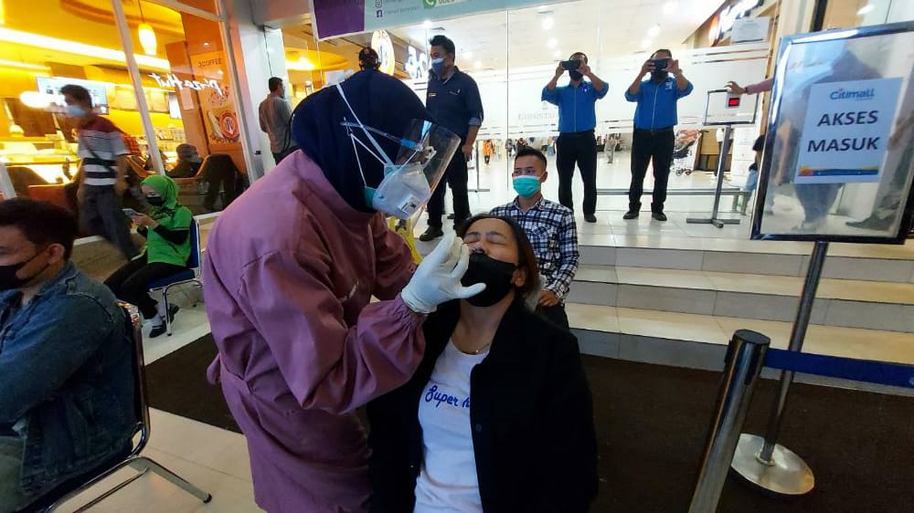 FOTO: Pengunjung Mall Gorontalo di Swab Antigen