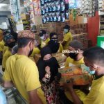 Karyawan Eca Swalayan saat mengeluarkan barang-barang dari toko/Fandiyanto Pou