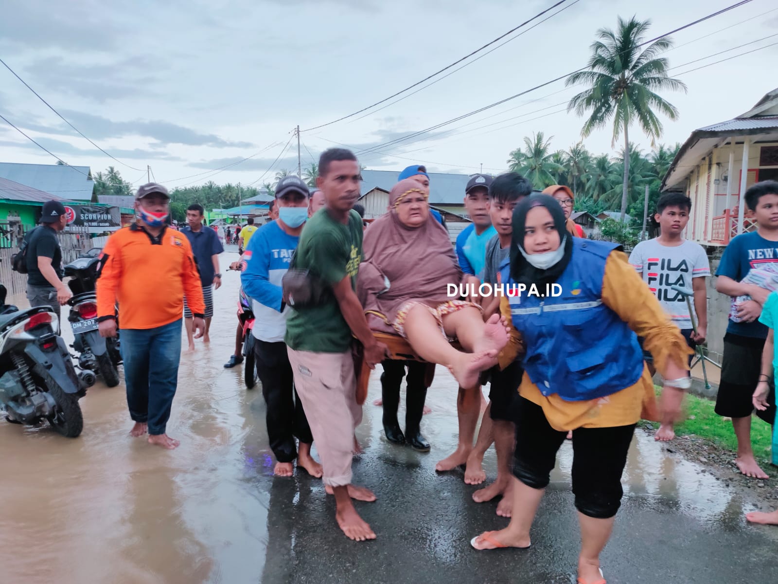 FOTO: Banjir Paguat, BPBD Evakuasi Lansia