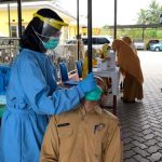 ASN di lingkungan dinas kesehatan provinsi Gorontalo sedang dites swab PCR oleh petugas kesehatan di halaman parkir kantor dinkes Gorontalo, Senin (12/7/2021). Foto/tim Infokom Dinkes Pemprov Gorontalo.