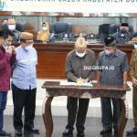Penandatanganan dokumen persetujuan rencana pembentukan Kabupaten Bone Pesisir oleh anggota fraksi DPRD Provinsi Gorontalo/ eksklusif untuk dulohupa.id