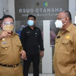 Marten Taha dan Rusli Habibie saat meninjau Rumah Sakit Otanaha/Humas Pemprov