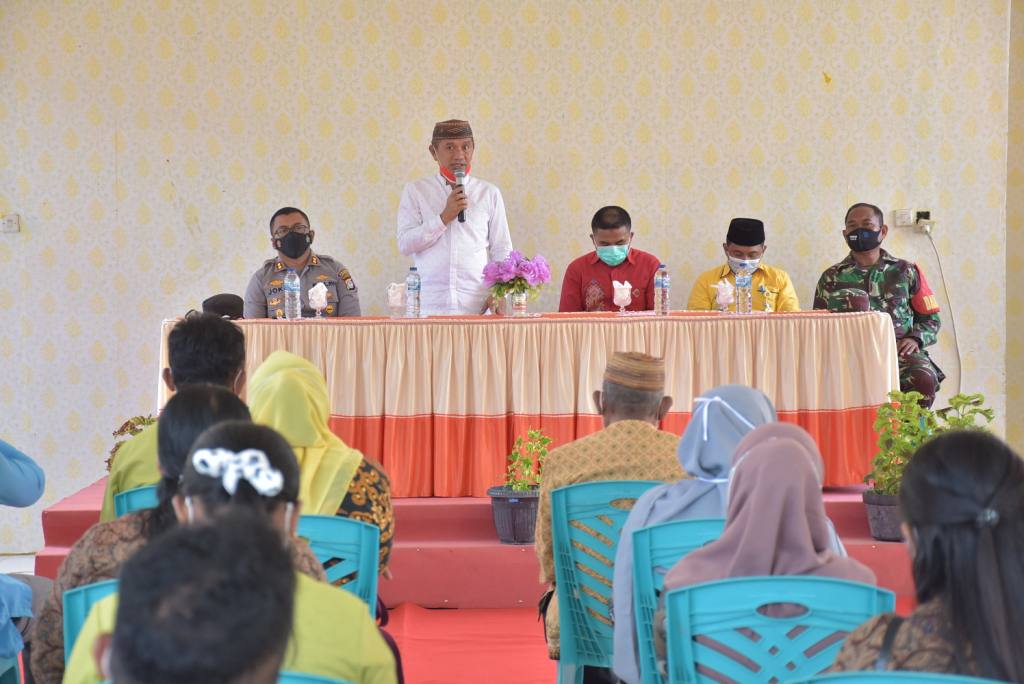 Bupati Saipul Mbuinga, saat mengadakan pertemuan dengan pemerintah kecamatan, BPD, dan aparat desa terkait capaian vaksinasi COVID-19 di kecamatan Dengilo, Kamis (12/8/2021). Foto/humas Pemkab Pohuwato.