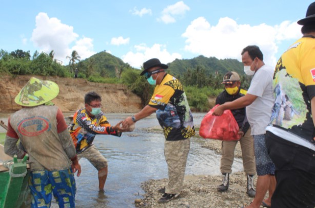 IOF Gorontalo Bagi-Bagi Makanan dan Masker di Tepi Sungai Bolango